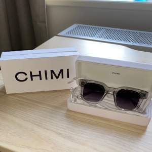 Tja. Säljer ett riktigt snygga chimi solglasögon bra skick använd bara föra sommaren. Ny pris 1350kr skriv privat för flera bilder eller frågor 