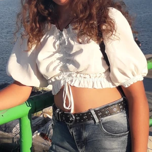 Vit topp - Vit topp i stl S❤️ Använd bara dagen bilderna togs,så i nyskick! Postar samma dag du köper 