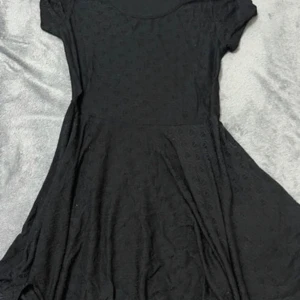 Klänning  - Mycket fin sommar klänning  Storlek S men funkar som M också! 