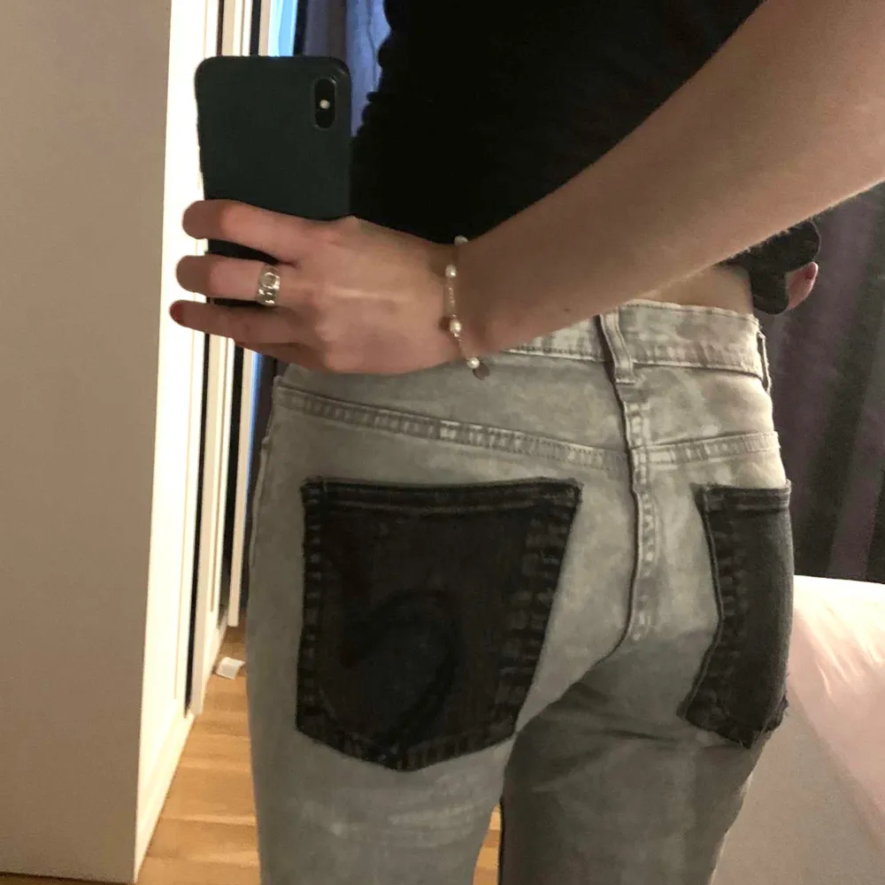 Ett par supersnygga gråa jeans 😍 De har en bootcut form med en svart kil som även matchar med bakfickorna💞 Storlek W27, bra skick 🥰(Lånade bilder) . Jeans & Byxor.