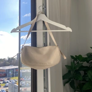 Väska Nelly  - Fin baguetteväska från Nelly begagnad 