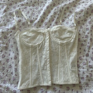 Korsett - Vit korsett från shein, storlek XS🌸 använd en gång.