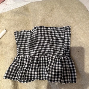 Off shoulder top  - Rutig söt topp, utan band (ingen kjol utan köpt som topp men klippt av banden)!  Fint skick, fint både t vardags och fest 