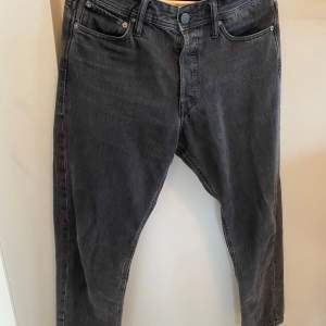 Säljer nu ett par jeans från Jack & Jones. Strl 30/30. Nypris 599kr. Fraktar gärna, finns och hämta i Bollebygd annars!