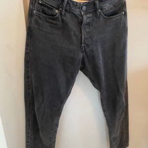 Jeans. - Säljer nu ett par jeans från Jack & Jones. Strl 30/30. Nypris 599kr. Fraktar gärna, finns och hämta i Bollebygd annars!