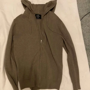 Springfield stickad zip hoddie - Storlek: Xs Skick: nyskick/ använd 1-2 ggr Hör av er vid funderingar. Pris kan diskuteras.