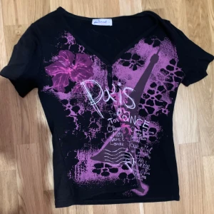 fin tröja med tryck - tröjan är i storleken L men passar mer som en M tröjan har nästan inga spår av användning förutom att trycket på tröjan är lite förstört (bild 2) men inget som märks super mycket 