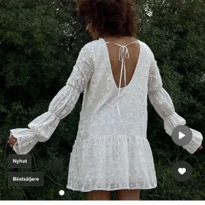 Studentklänning - Helt ny med prislapp. Säljer då jag köpte två olika storlekar och vill behålla den ena. Väldigt populär och slutsåld! 