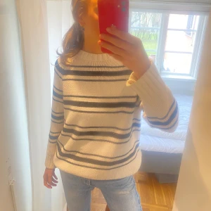 Stickad tröja  - Superfin randig stickad tröja från Zara. Tröjan har behållt väldigt fint skick på grund av att garnet absolut inte nopprar. Snygg passform som är lite större i passformen. 