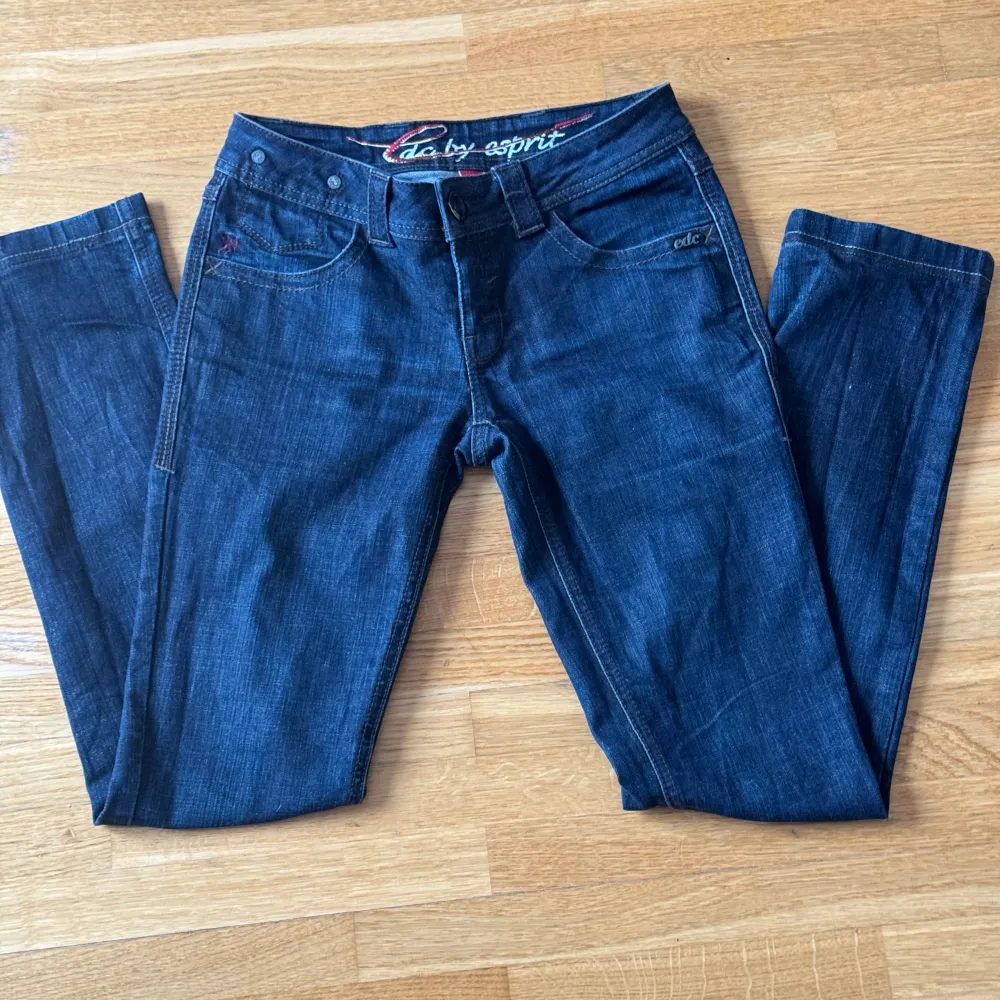 Säljer dessa low waist jeans ifrån ”EEC by espirit som är i färgen mörkblå!. Jeans & Byxor.