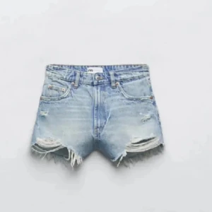 Lågmidjade zara blå shorts - Säljer dessa sparsamt använda lågmidjade zara shorts i stl 36 fast passar mer 34💕
