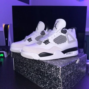 Jordan 4 military black  - Storlek 43