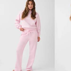 Så fint rosa set från Gina som tyvärr inte kommit till användning! Skriv privat för fler frågor💕XS i byxorna och M i hoodien. Använd endast en gång 💕
