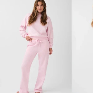 Gina set 💕 - Så fint rosa set från Gina som tyvärr inte kommit till användning! Skriv privat för fler frågor💕XS i byxorna och M i hoodien. Använd endast en gång 💕