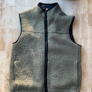 Morris väst  - Hej, säljer nu en extremt snygg Morris fleece väst i helt nytt skick för endast 875kr. ( nypris 2250kr ) Västen är helt oandvänd i stort sätt! Pris kan diskuteras vid en snabb affär!