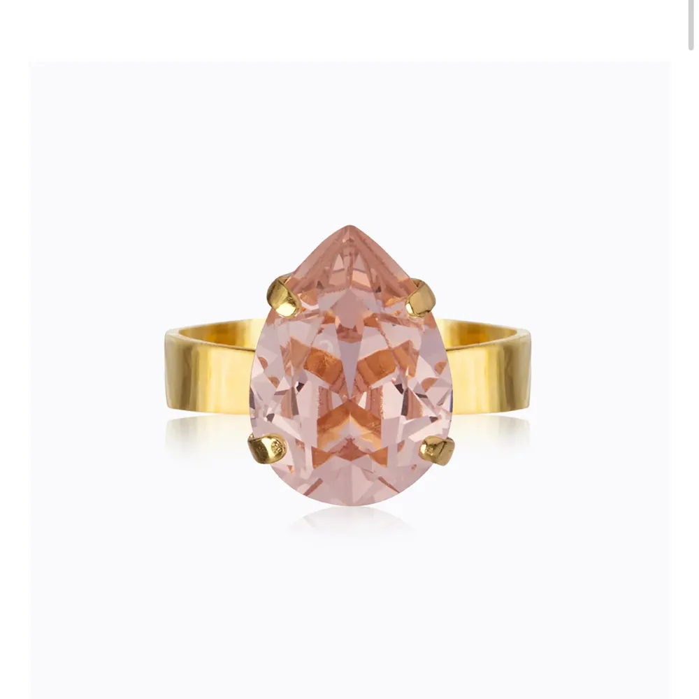 Intressekoll på min Caroline Svedbom ring. Modell: Justerbar guldig mini drop ring i färgen vintage rose. Köpt för 549kr. Skriv gjärna för fler bilder💓. Accessoarer.