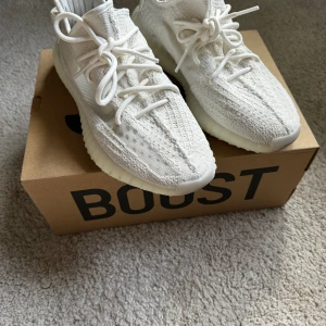 Yeezy 350 Bone - Storlek 44 2/3. Använda en gång. Köpta från droppet förra året. Skick 9.5/10. Kvitto finns 