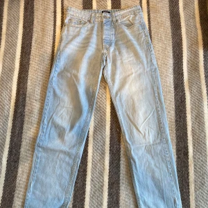 Jeans high-waist - Straight leg jeans med hög midja, bra passform och skick.