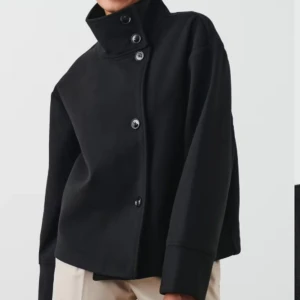 Kort kappa - Jättefin kort kappa från gina som inte kommer till användning längre då den inte är min stil