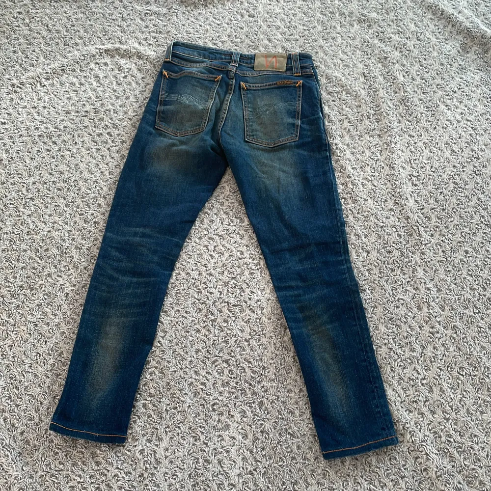 Säljer dessa sjukt feta nudie jeans i skick 9.5/10! Dem är en fin urtvätt och en skön passform!. Jeans & Byxor.