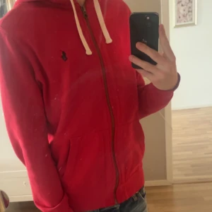 Ralph lauren zip - Säljer nu denna röda Ralph lauren zip tröjan, mycket fint skick inga hål eller liknande bekväm och passar till mycket. Kom privat vid mer frågor 