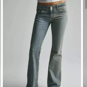 Säljer dessa superfina lågmidjade bootcut jeans från Nelly. Aldrig använda och har därmed inga defekter! De är i storlek M men passar mig som brukar ha storlek S i jeans🎀De är blåa och ej grå 