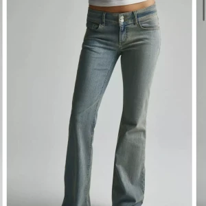 Lowwaist bootcut jeans  - Säljer dessa superfina lågmidjade bootcut jeans från Nelly. Aldrig använda och har därmed inga defekter! De är i storlek M men passar mig som brukar ha storlek S i jeans🎀De är blåa och ej grå 