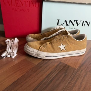 Converse One star - Skor från converse. Skick 6,5/10. Snörena är lite dåliga och skon är ganska sliten. Nypris ligger runt 900. OG box finns ej men medkommer annan converse box.
