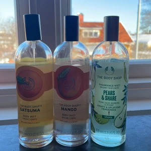 Body mist  The Body Shop  - Säljer tre body mist från the body shop som ja bara använt lite. En kostar 50 kr styck och alla tre 150. PRIS KAN DISKUTERAS