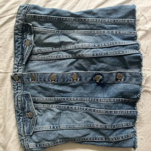 Jeanstopp - Säljer denna jeanstopp då jag aldrig får användning utav den! Använd ett fåtal gånger ! Såpass som ny 🥰 storlek L men skulle säga att den sitter som en M