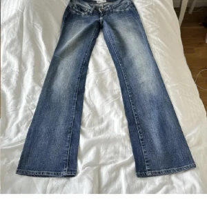 Vintage lee jeans  - Superfina vintage lee jeans som Superfina lee jeans som nästan aldrig är andvända.  Innerbenslängd: 82 cm Midjemått: 80 cm Betalar inte frakt och srår inte för postens krångel💞