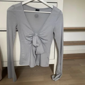 Gina tricot tröja - Superfin blå tröja som inte kommer till användning. Knappt använd och som ny. Storlek XXS men passar mig som vanligtvis har XS. Köpte den för 300kr och säljer den för 150kr + eventuell frakt.