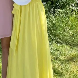 En jättefin gul balklänning använd en gång i storlek S passa perfekt för mig som är en och 163 jättefint i skick inget smuts på den eller ingenting