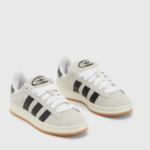 Adidas campus 00 crystal white - Säljer nu dessa ny inköpta adidas campus 00’s i färgen crystal white core black.  Använd en halv dag och är helt i nyskikt. Jag har betalat extra för bättre kvalite. Vid snabb affär sänks priset lite mera. Kontakta gärna mig innan.( möts bara)