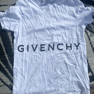 Givenchy T-shirt  - Oanvänd, enbart testad.  Passar S/M  Ej äkta 