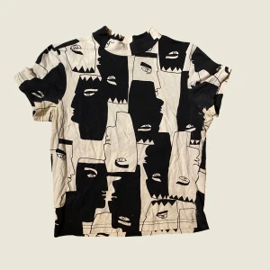 Cool T-shirt  - T-shirt med unikt mönster. Den har ett litet hål i armhålan som man ser på andra bilden.