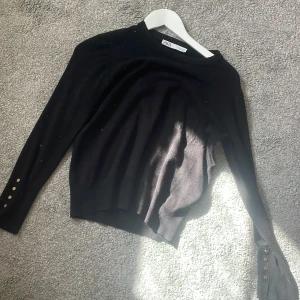 Zara tröja - En superfin zara tröja med guldknappar vid slutet av ärmen. Storlek L men passar S,M,L 💓