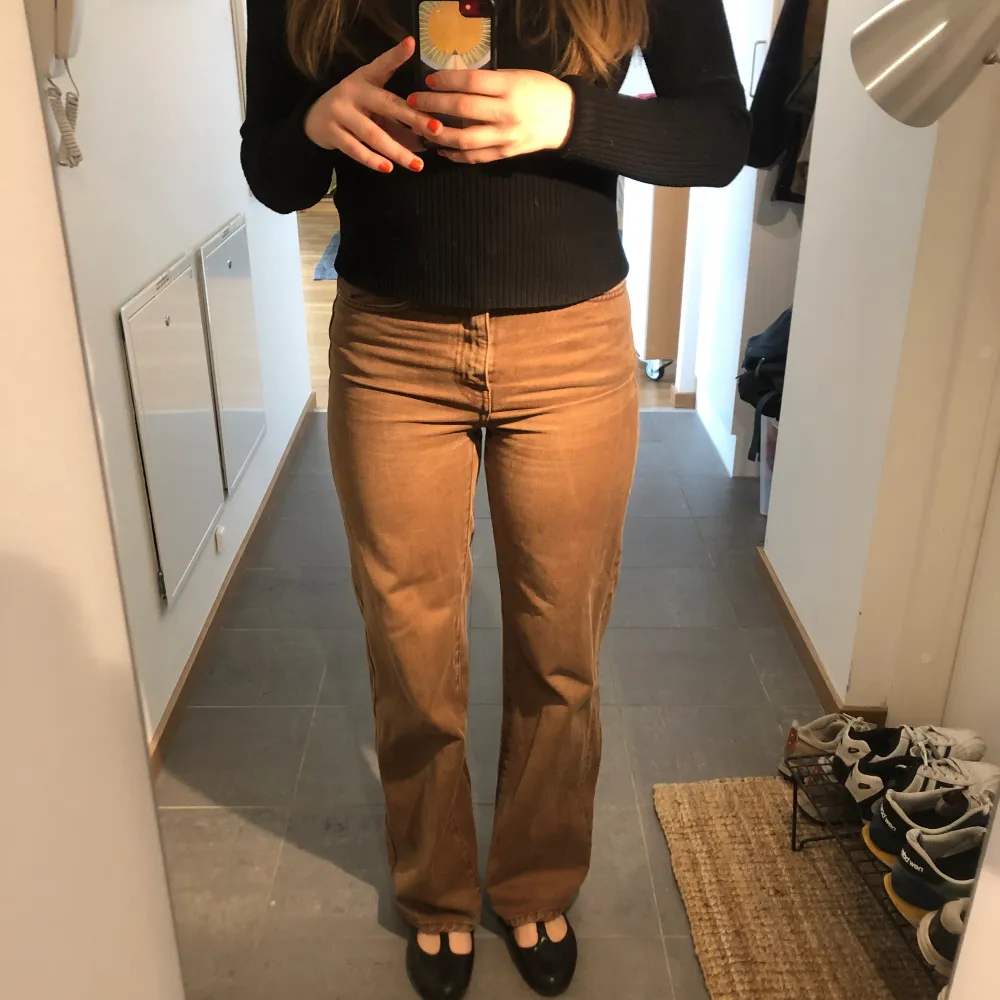 Jeans med snygg passform i brunt. Jättesnyggt och trendigt att matcha till en helbrun outfit. Sitter tyvärr för tight på mig så jag hoppas någon annan kan få mer användning!. Jeans & Byxor.