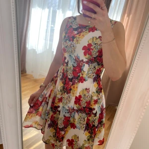 💛Blommig sommarklänning från Vero Moda💛 - Storlek S (TTS) . Se bild för materialinformation . Utan anmärkning med reservation för att jag missat någon ev tråddragning .
