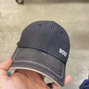 HUGO BOSS keps  - Vill bara bli av med den den är kanske 2 månader gammal 