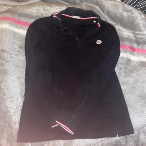 Äkta Moncler Piké - Väldigt bra skick sällan använt åassar bra ifall man är över 175 och under 190 cm är bra för under 80 kg då den kan vara lite tight ha helst en vit tröja under om du ska till bröllop men den är riktigt fet att rocka i