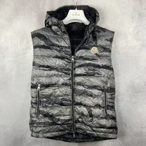 VI TAR EJ BYTEN! Moncler camo väst | Skick: 8,5/10 | Storlek: M | Nypris: 8000+ | Pris: 2999 | Fraktar via postnord på köparens bekostnad | Hör av dig vid minsta fråga eller fundering📩