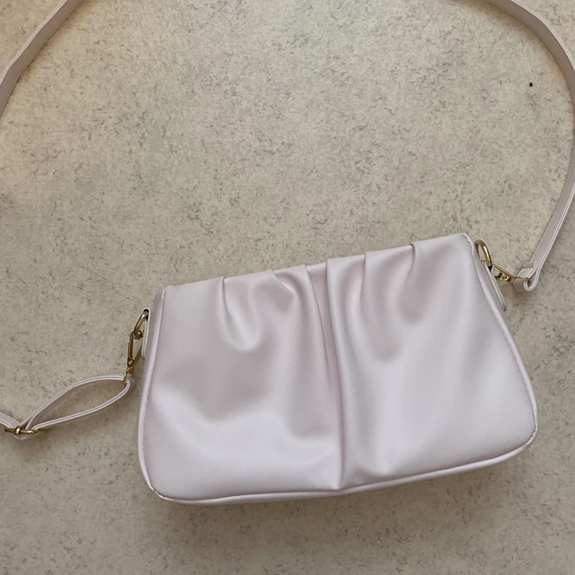 Vit scrunch axelremsväska