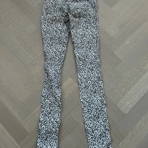 Leopardmönstrade byxor  - Väldigt mjuka och stretchiga. Inga fläckar eller hål. 