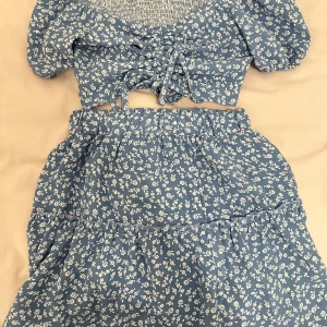 Set  - Gulligt set, kjol och topp, aldrig använt🌸