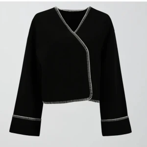 Kappa - Funderar på o sälja min kappa, nyskick o använd endast 2 gånger, storlek S, skriv för egna bilder!💕 säljer pågrund av för mycket jackor! 