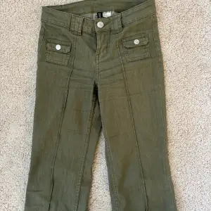 Vill BYTA dessa jeans mot ett par i storlek 34💗 Hör av er ifall ni säljer i 34 och vill byta eller bara säljer!!💗 (SÄLJS EJ, ENDAST BYTE)