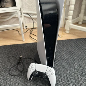 PS5 digital - Tjena! Säljer mitt PS5 Digital edition då jag aldrig använder det och den bara står där. Använd ca 5 gånger och är som helt ny. Kontroller är med och Nypris ligger på runt ca 5500kr. Pris kan diskuteras