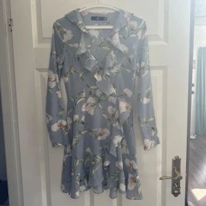 Missguided klänning  - Blommig fin klänning 