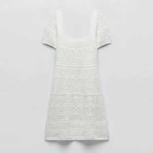 Klänning zara - Super fin klänning från zara. Använd Max fem gånger, säljes endas pgr av att jag ej trivs i den. Köpt för 500kr, priset är diskuterar bart, jag står EJ för frakten 🩷